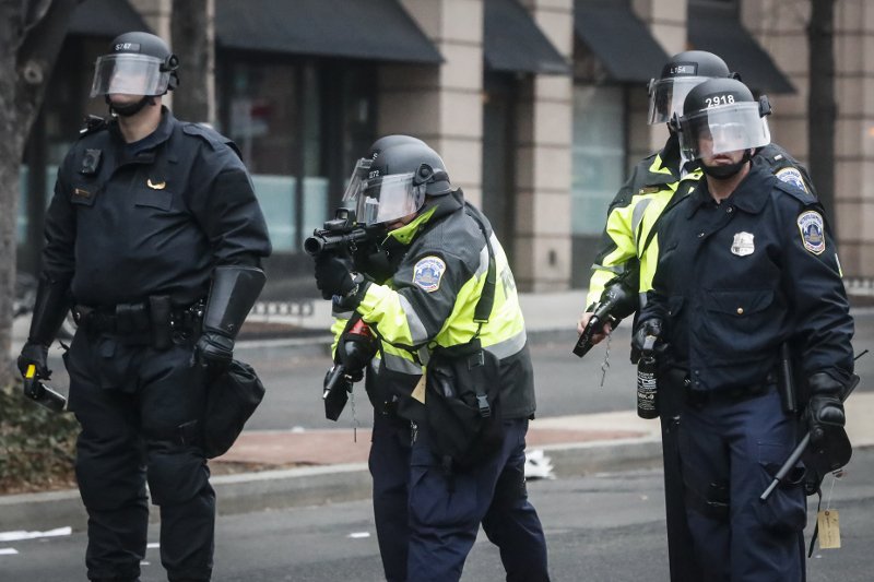 Χάος, βίαια επεισόδια, ένας γυμνός διαδηλωτής κι ογκώδεις πορείες στιγμάτισαν την ορκωμοσία Τραμπ [εικόνες & βίντεο]  | iefimerida.gr 10