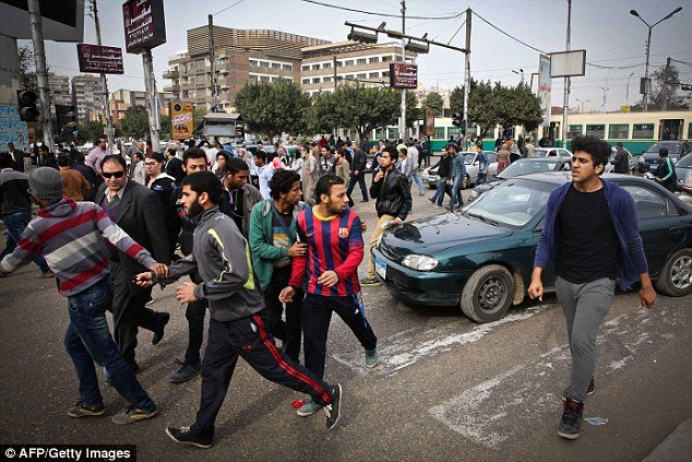 Σοκαριστική στιγμή -Διαδηλώτρια πέφτει νεκρή από πυρά αστυνομικού, στην αγκαλιά περαστικού [εικόνες]  | iefimerida.gr 4