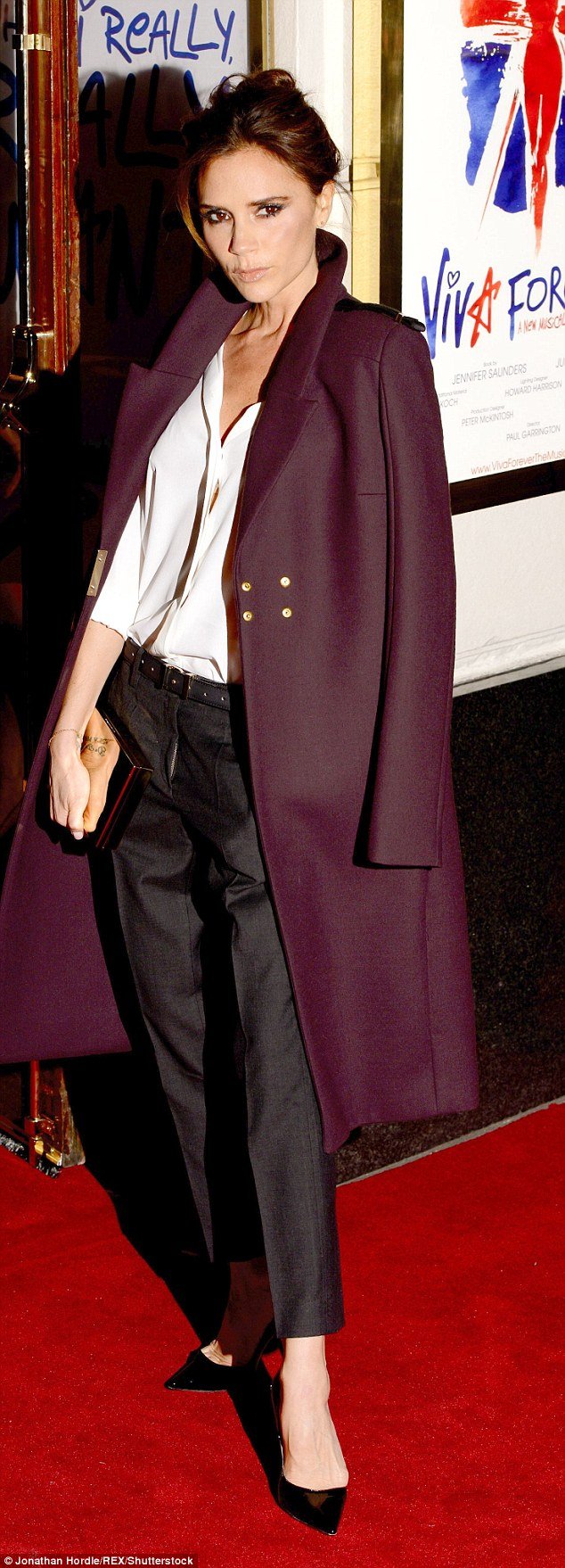 Γιατί οι celebrities ρίχνουν απλά το παλτό στους ώμους τους και δεν φορούν τα μανίκια -Η μόδα που ακολουθούν όλοι [εικόνες] | iefimerida.gr 3