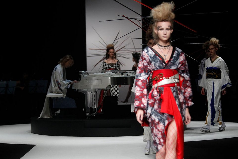 Τα κιμονό έλαμψαν στην Εβδομάδα Μόδας του Τόκιο -Μεταλλικά χρώματα και δέρμα [εικόνες]  | iefimerida.gr 1