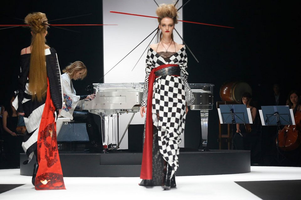 Τα κιμονό έλαμψαν στην Εβδομάδα Μόδας του Τόκιο -Μεταλλικά χρώματα και δέρμα [εικόνες]  | iefimerida.gr 2