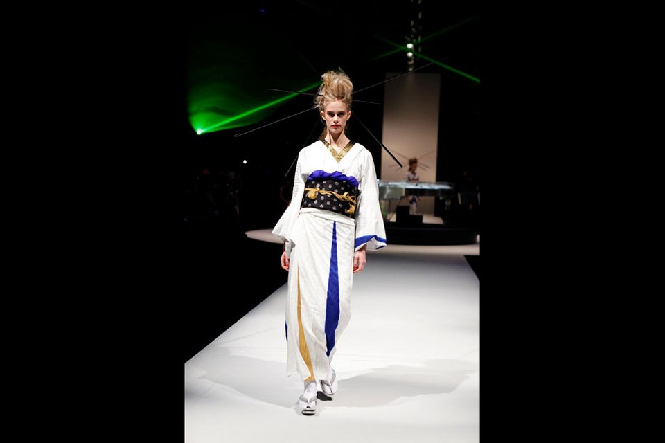 Τα κιμονό έλαμψαν στην Εβδομάδα Μόδας του Τόκιο -Μεταλλικά χρώματα και δέρμα [εικόνες]  | iefimerida.gr 4