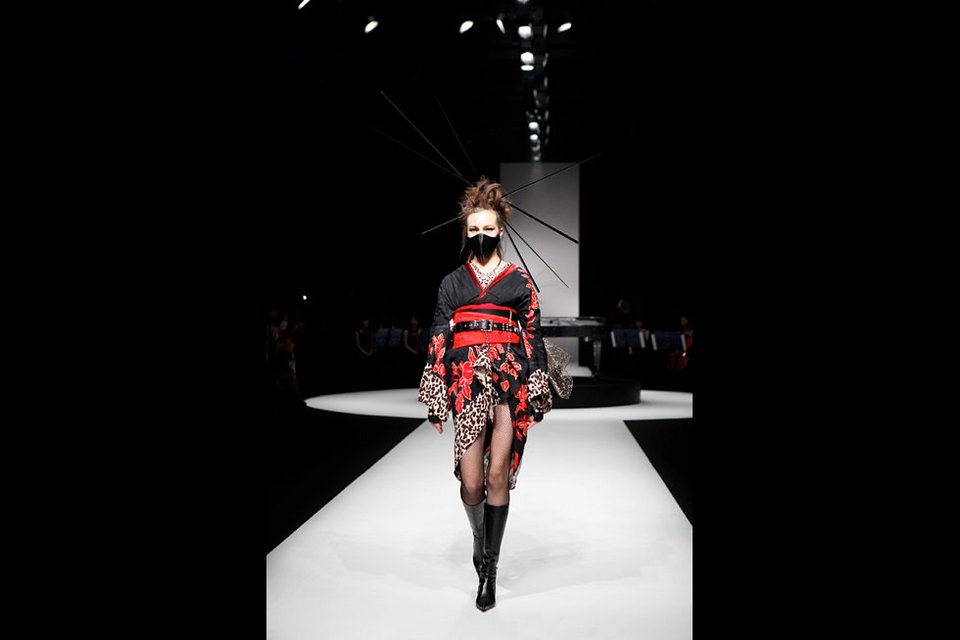 Τα κιμονό έλαμψαν στην Εβδομάδα Μόδας του Τόκιο -Μεταλλικά χρώματα και δέρμα [εικόνες]  | iefimerida.gr 3