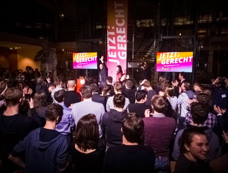 Ενθουσιασμένοι οπαδοί χαρακτηρίζουν «σεξοβόμβα» τον Σουλτς και του αφιερώνουν τραγούδια [βίντεο]   | iefimerida.gr 0