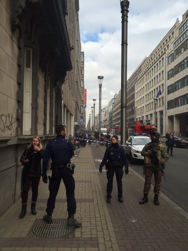 Εκρήξεις με τουλάχιστον 10 νεκρούς και πολλούς τραυματίες και σε σταθμούς μετρό των Βρυξελλών -Κοντά στο κτίριο της Κομισιόν [εικόνα & βίντεο] | iefimerida.gr 6