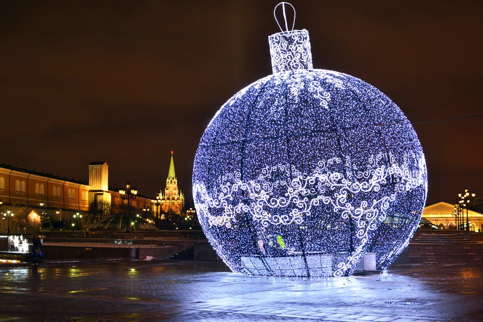 Η Μόσχα πρωτοπορεί: Αντί για δέντρο, στόλισε γιγαντιαία χριστουγεννιάτικη μπάλα [εικόνες] | iefimerida.gr 3