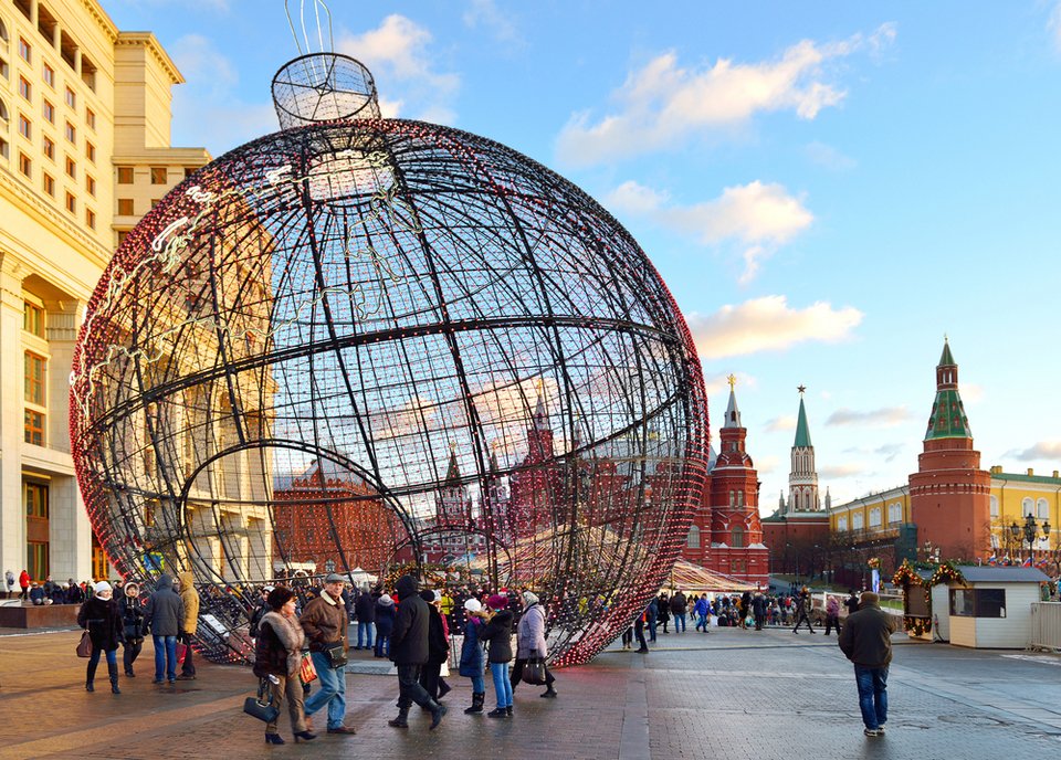 Η Μόσχα πρωτοπορεί: Αντί για δέντρο, στόλισε γιγαντιαία χριστουγεννιάτικη μπάλα [εικόνες] | iefimerida.gr 2