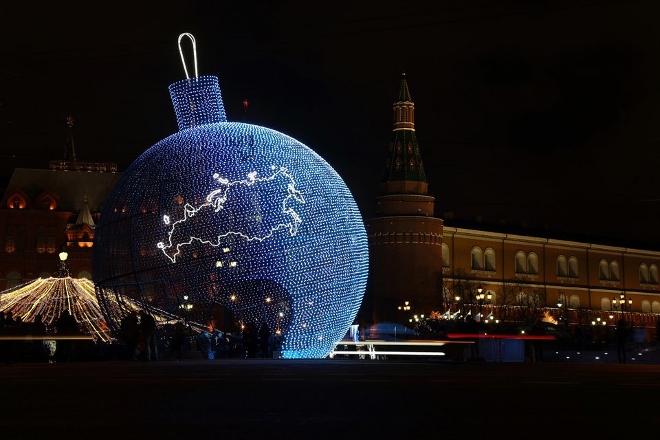 Η Μόσχα πρωτοπορεί: Αντί για δέντρο, στόλισε γιγαντιαία χριστουγεννιάτικη μπάλα [εικόνες] | iefimerida.gr 0