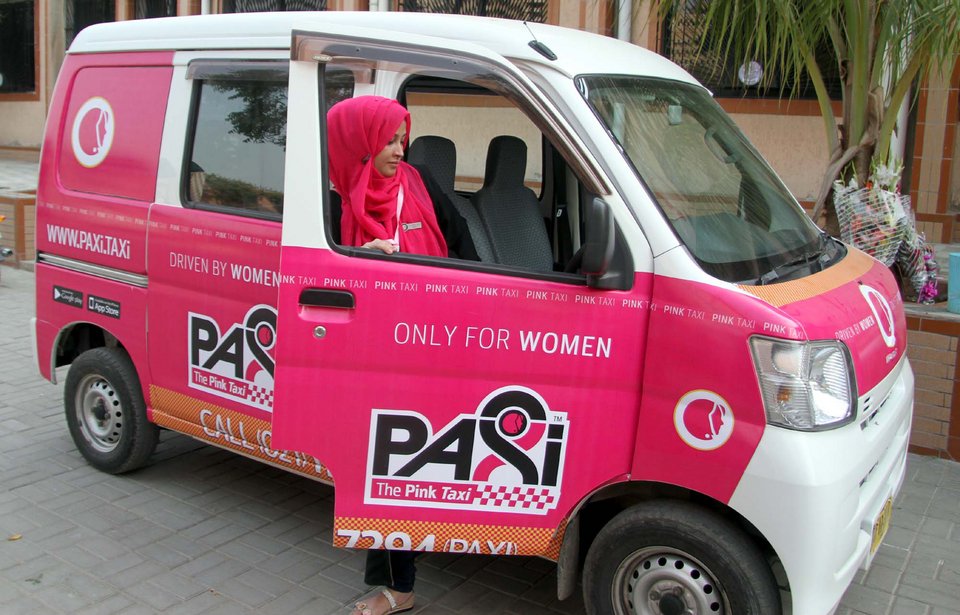 Τα «ροζ ταξί» του Πακιστάν – Αποκλειστικά για γυναίκες [εικόνες] | iefimerida.gr 0