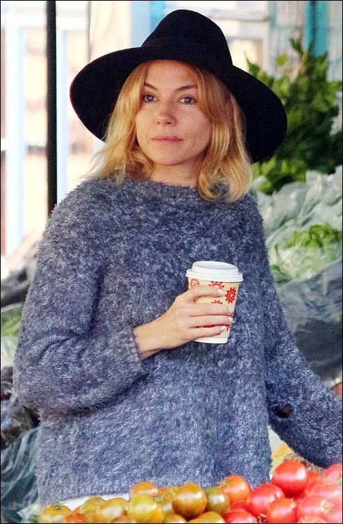 Σιένα Μίλερ: Στη λαϊκή χωρίς μακιγιάζ [εικόνα]  | iefimerida.gr 0