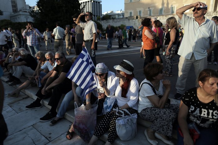 Συνθήματα κατά της λιτότητας και πλήθος κόσμου στο Σύνταγμα – Επικροτεί ο ΣΥΡΙΖΑ [εικόνες]  | iefimerida.gr 2