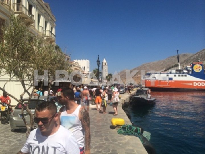 H Λέσβος σε κατάσταση πολιορκίας -«Bούλιαξε» από 4.000 μετανάστες [εικόνες & βίντεο] | iefimerida.gr 2