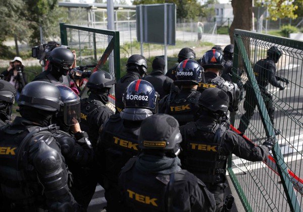 Ουγγαρία: Τζιπ με πολυβόλα εναντίον μεταναστών [εικόνες & βίντεο]  | iefimerida.gr 1
