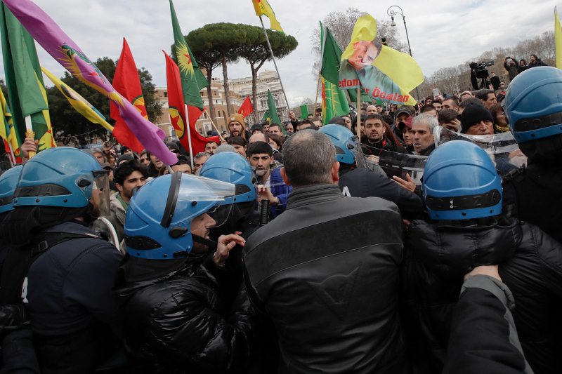 Ιταλία: Συμπλοκές Κούρδων με αστυνομικούς για την επίσκεψη Ερντογάν -1 τραυματίας [εικόνες] | iefimerida.gr 2