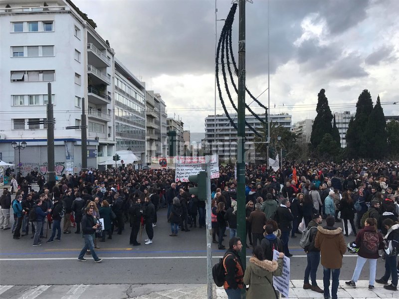Στο Σύνταγμα η νέα συγκέντρωση διαμαρτυρίας των εκπαιδευτικών -Κλειστή η Αμαλίας[εικόνες & βίντεο] | iefimerida.gr 18