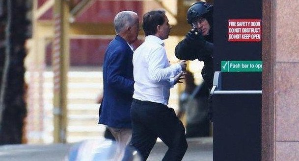 Θρίλερ στο Σίδνεϊ: Απέδρασαν όμηροι, ανάμεσά τους και ένας ομογενής [εικόνες & βίντεο] | iefimerida.gr 0