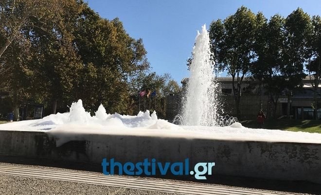 Γέμισε με αφρούς συντριβάνι στον Λευκό Πύργο -Εβγαζαν φωτογραφίες οι περαστικοί [εικόνες & βίντεο] | iefimerida.gr 0