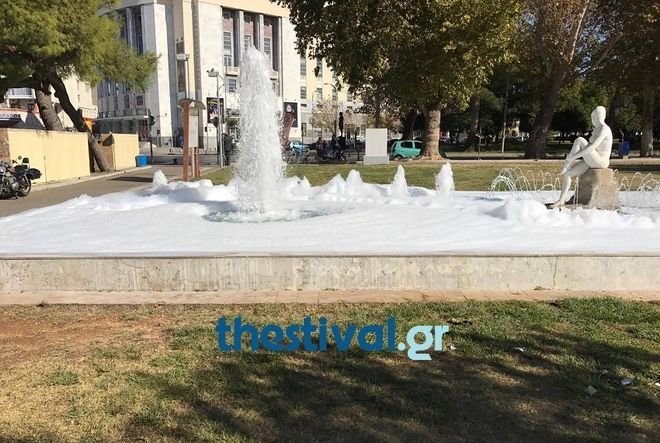 Γέμισε με αφρούς συντριβάνι στον Λευκό Πύργο -Εβγαζαν φωτογραφίες οι περαστικοί [εικόνες & βίντεο] | iefimerida.gr 1