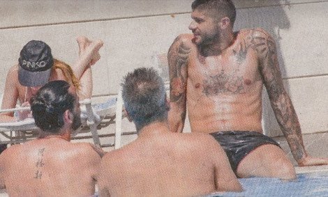 Οταν τα παιχνίδια στο νερό «έγδυσαν» τον Μιχάλη Σηφάκη [εικόνες] | iefimerida.gr 1