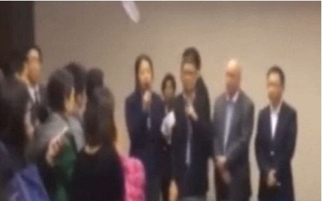 Συγγενείς επιβατών του μοιραίου Boeing πέταξαν μπουκάλια στους υπεύθυνους των ερευνών [βίντεο] | iefimerida.gr 0