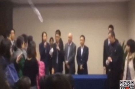 Συγγενείς επιβατών του μοιραίου Boeing πέταξαν μπουκάλια στους υπεύθυνους των ερευνών [βίντεο] | iefimerida.gr 1