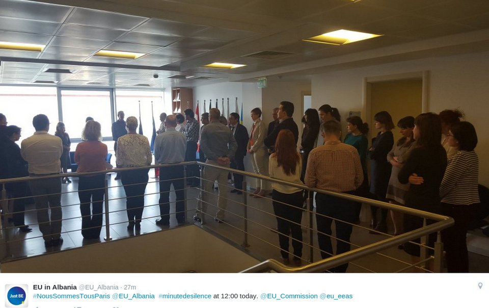 Ενός λεπτού σιγή για τα θύματα στο Παρίσι: Απόλυτη σιωπή από άκρη σε άκρη της Γαλλίας -Και στους G20 [εικόνες] | iefimerida.gr 18