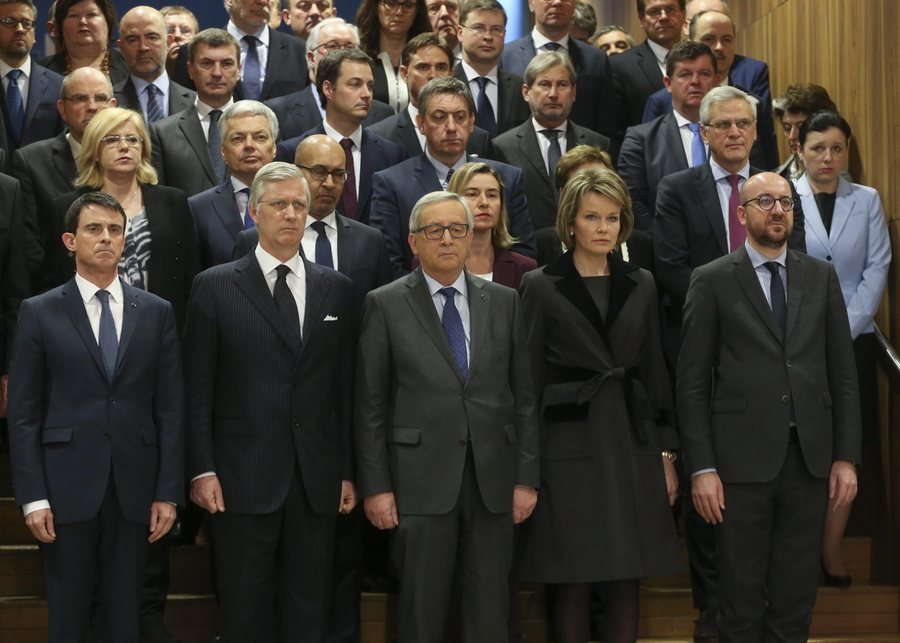 Συγκίνηση στις Βρυξέλλες: Ενός λεπτού σιγή για τα θύματα των επιθέσεων [εικόνες & βίντεο] | iefimerida.gr 6