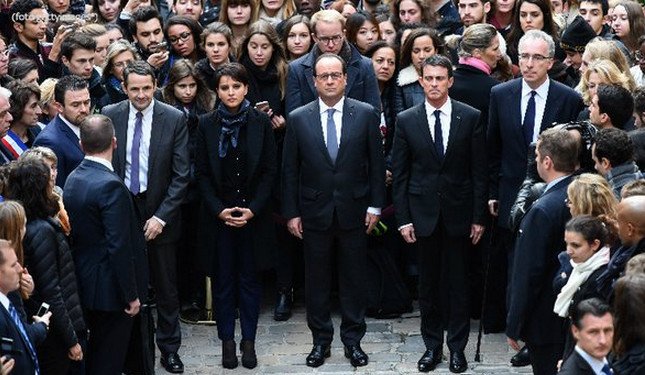 Ενός λεπτού σιγή για τα θύματα στο Παρίσι: Απόλυτη σιωπή από άκρη σε άκρη της Γαλλίας -Και στους G20 [εικόνες] | iefimerida.gr 1