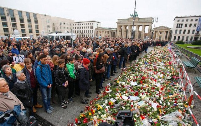 Ενός λεπτού σιγή για τα θύματα στο Παρίσι: Απόλυτη σιωπή από άκρη σε άκρη της Γαλλίας -Και στους G20 [εικόνες] | iefimerida.gr 11