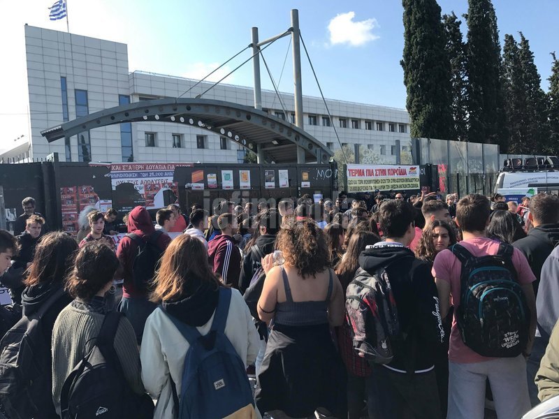 Στην κινητοποίηση συμμετέχει η Διδασκαλική Ομοσπονδία Ελλάδας (ΔΟΕ) και η Ομοσπονδία Λειτουργών Μέσης Εκπαίδευσης (ΟΛΜΕ), ενώ τη στήριξη της έχει εκφράσει και η Εκτελεστική Επιτροπή της ΑΔΕΔΥ