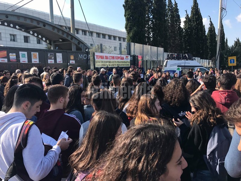 Από την πλευρά τους, ΔΟΕ και ΟΛΜΕ, ζητούν μόνιμους διορισμούς μόνιμων εκπαιδευτικών για την κάλυψη των αναγκών της δημόσιας εκπαίδευσης