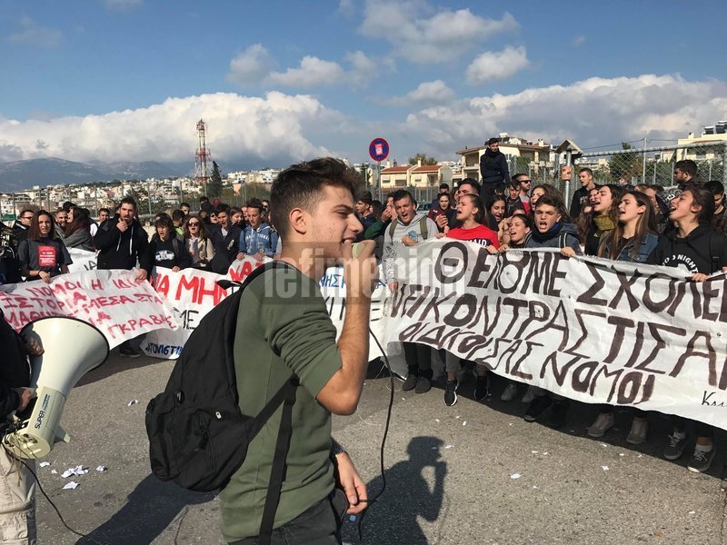 Η κεντρική είσοδος του υπουργείου Παιδείας παραμένει κλειστή