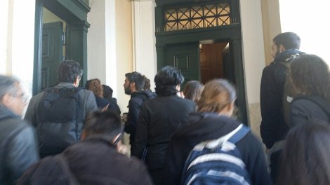 Ενταση στο Πανεπιστήμιο Αθηνών: Φοιτητές κλείδωσαν μέσα τον πρύτανη και τη Σύγκλητο [εικόνες] | iefimerida.gr 4