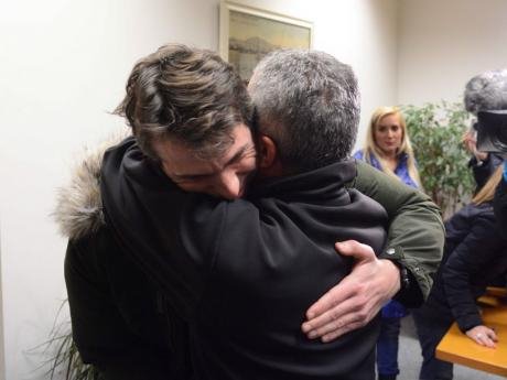 Συγκλονίζουν οι οικογένειες που ξανάσμιξαν μετά την τραγωδία του Norman Atlantic | iefimerida.gr 13