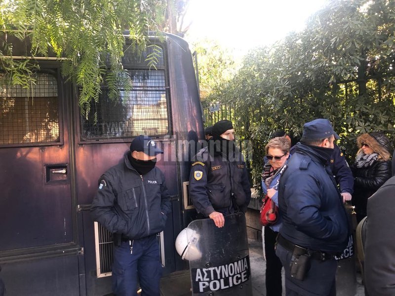 Στο σημείο άντρες των ΜΑΤ