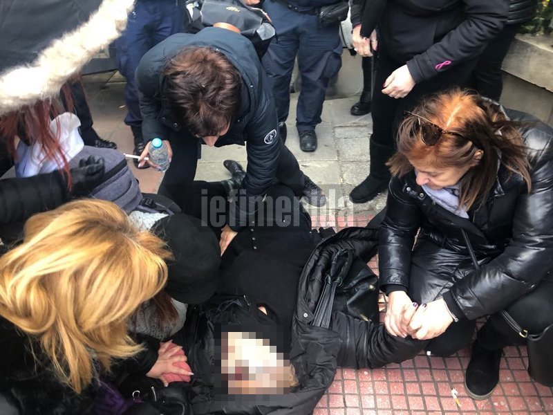 Μια γυναίκα από τα μέλη του Συλλόγου Θανόντων Συζύγων έχασε τις αισθήσεις της και κατέρρευσε λόγω εξάντλησης μπροστά από τις δυνάμεις των ΜΑΤ