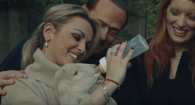 Ο Μπερλουσκόνι, με μπιπερό στο χέρι, εκλιπαρεί: Μην τρώτε αρνιά το Πάσχα! [βίντεο] | iefimerida.gr 0