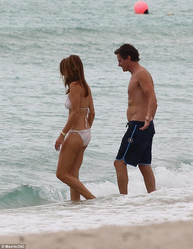 Σίντι Κρόφορντ: Δείτε πως είναι πραγματικά το σώμα της 50χρονης καλλονής [εικόνες]  | iefimerida.gr 1