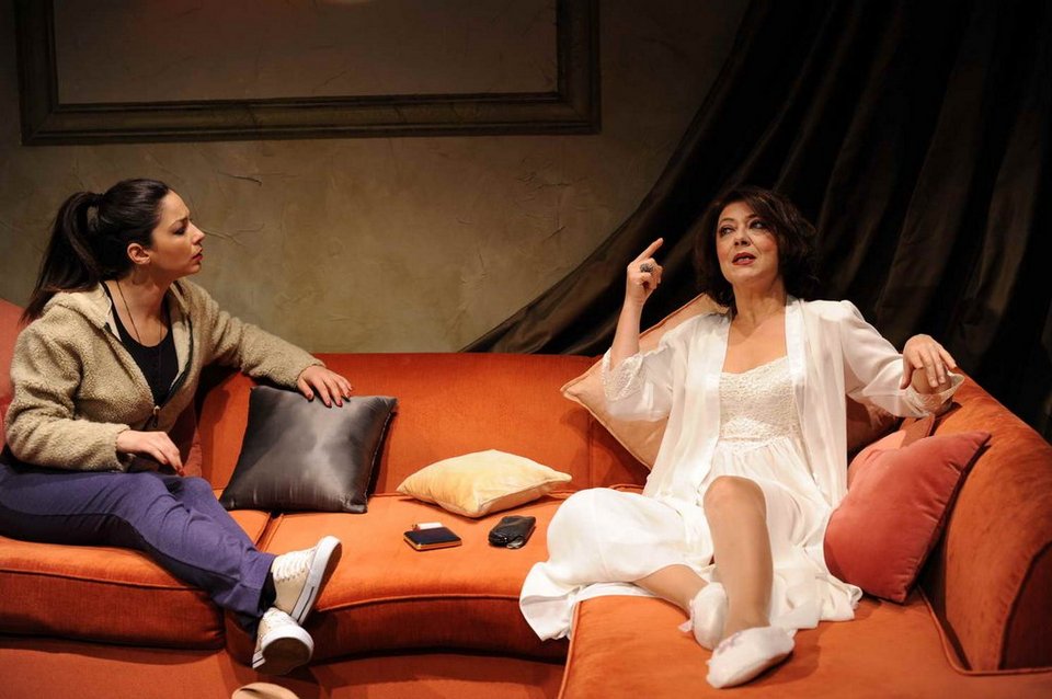 «Με δύναμη από την Κηφισιά» στο θέατρο Στοά στου Ζωγράφου [εικόνες] | iefimerida.gr 0