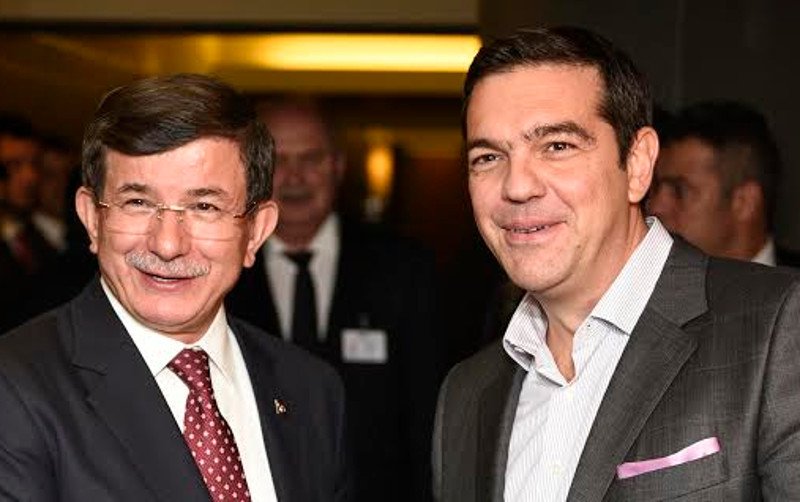 Το σημάδι στο λαιμό του Τσίπρα που έβαλε «φωτιά» στο Twitter [εικόνες] | iefimerida.gr 1