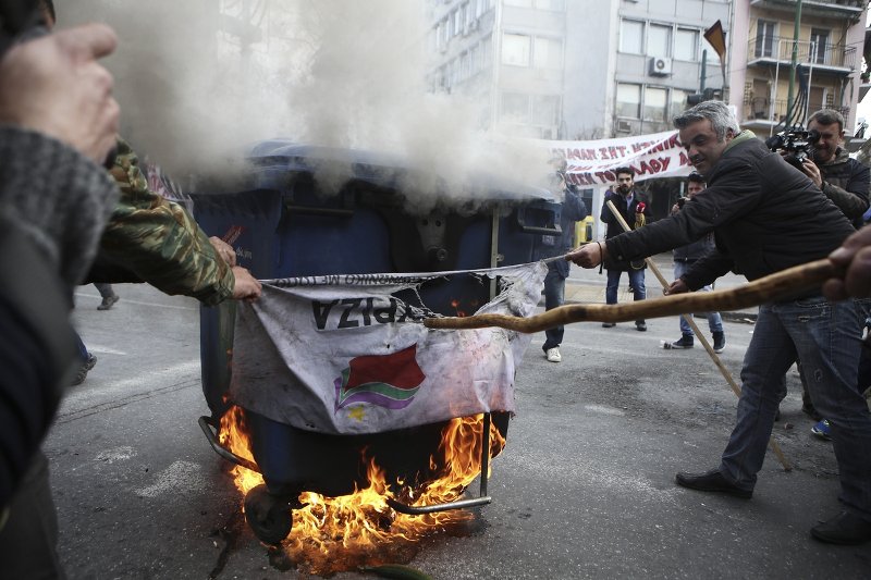 Οργισμένοι οι αγρότες έκαψαν σημαία του ΣΥΡΙΖΑ [εικόνες] | iefimerida.gr 1