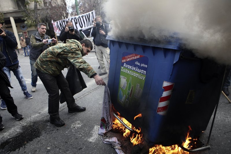 Οργισμένοι οι αγρότες έκαψαν σημαία του ΣΥΡΙΖΑ [εικόνες] | iefimerida.gr 2