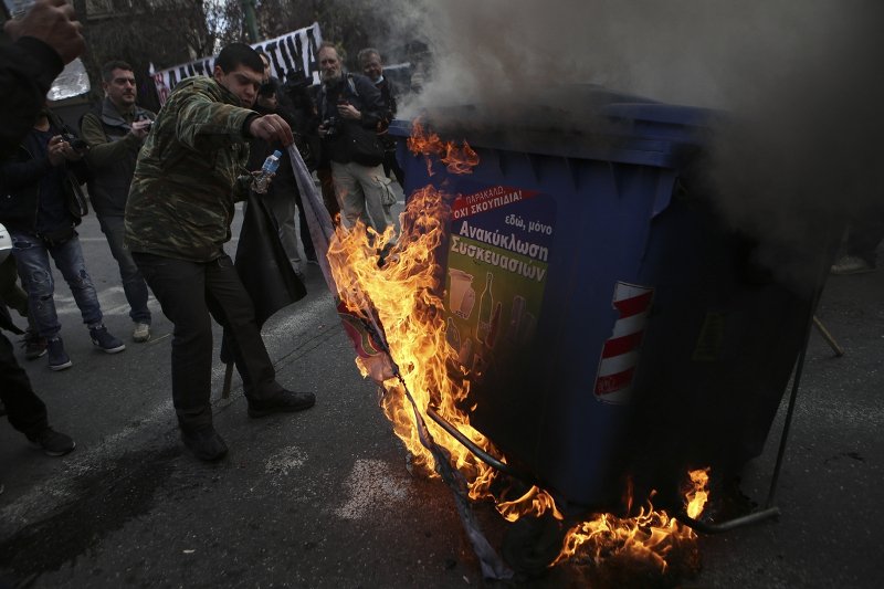 Οργισμένοι οι αγρότες έκαψαν σημαία του ΣΥΡΙΖΑ [εικόνες] | iefimerida.gr 3