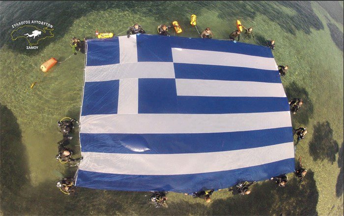 Γιγαντιαία ελληνική σημαία 70 τ.μ. στη θάλασσα -Σε 15 μέτρα βάθος [βίντεο & εικόνες] | iefimerida.gr 3