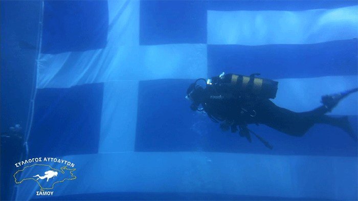 Γιγαντιαία ελληνική σημαία 70 τ.μ. στη θάλασσα -Σε 15 μέτρα βάθος [βίντεο & εικόνες] | iefimerida.gr 1