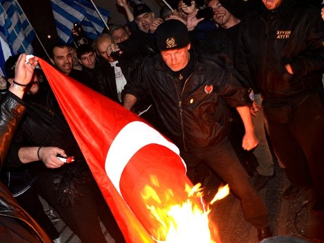 Αυτό είναι το βίντεο με τους βουλευτές της Χρυσής Αυγής να πετούν ταραμά στο MEGA | iefimerida.gr 0