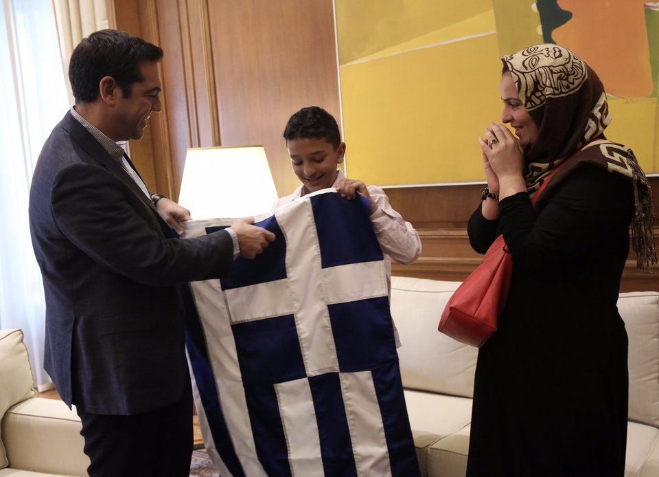 Ο Τσίπρας χάρισε ελληνική σημαία στον 11χρονο Αμίρ: Μιας και δεν σου την έδωσαν, θα σου κάνω εγώ μια δώρο | iefimerida.gr 2