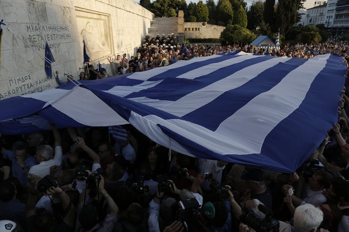 Χιλιάδες πολίτες στο Σύνταγμα φώναξαν «Μένουμε Ευρώπη» [εικόνες] | iefimerida.gr 0
