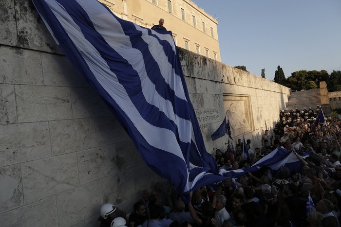 Χιλιάδες πολίτες στο Σύνταγμα φώναξαν «Μένουμε Ευρώπη» [εικόνες] | iefimerida.gr 1