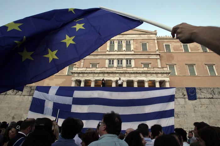 Χιλιάδες πολίτες στο Σύνταγμα φώναξαν «Μένουμε Ευρώπη» [εικόνες] | iefimerida.gr 3